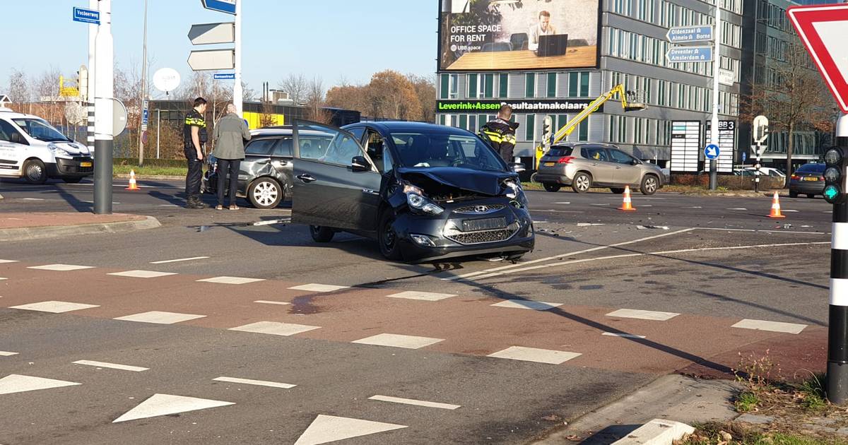 Kruising afgesloten na ongeluk in Hengelo.