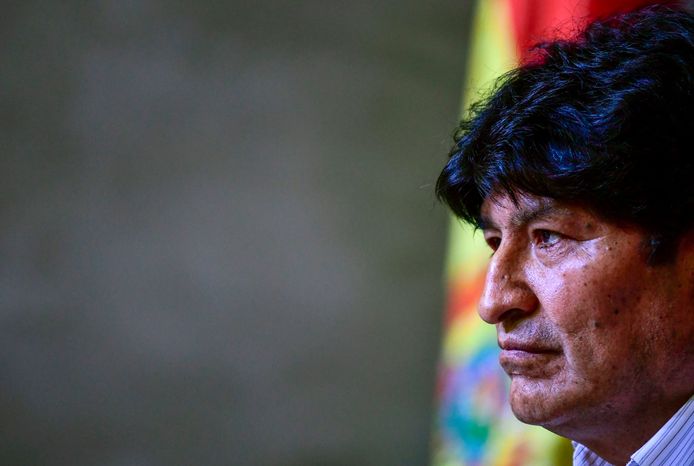 De Boliviaanse oud-president Evo Morales verblijft in Argentinië in ballingschap en wordt in Bolivia inmiddels vervolgd wegens ‘opruiing en terrorisme’.