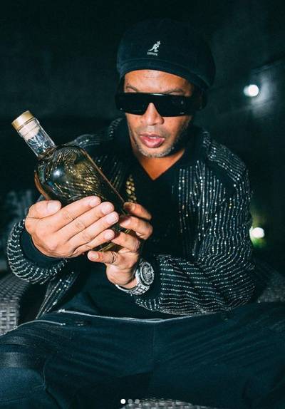 Zorgen om jarige Ronaldinho: “Zijn alcoholprobleem is erger geworden sinds de dood van zijn moeder”