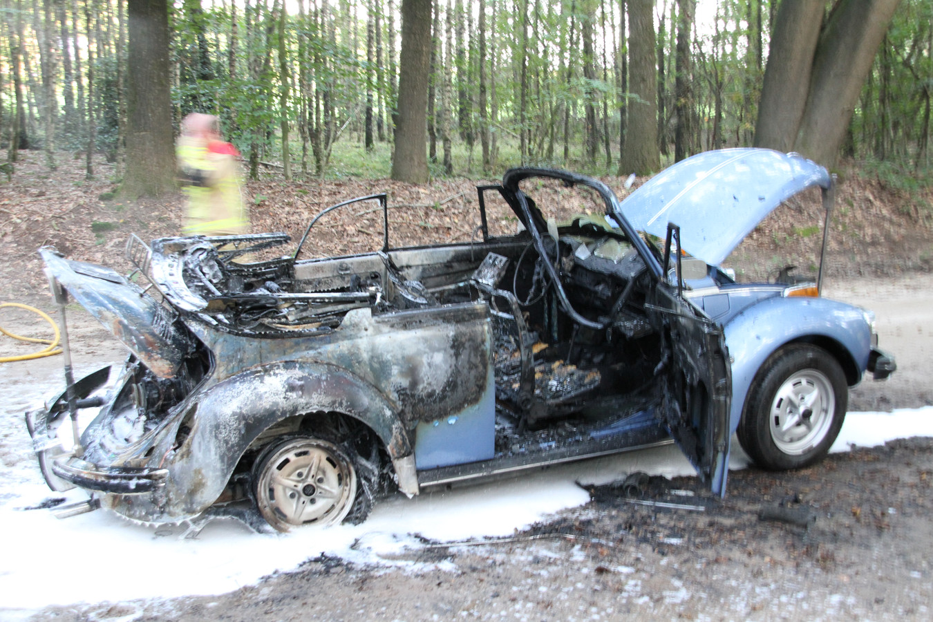 De oude Kever cabriolet uit 1978 vloog tijdens het rijden in brand.