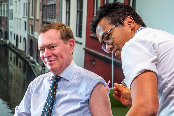Minister van Medische Zorg Bruno Bruins krijgt de eerste griepprik van dit jaar in het UMC.