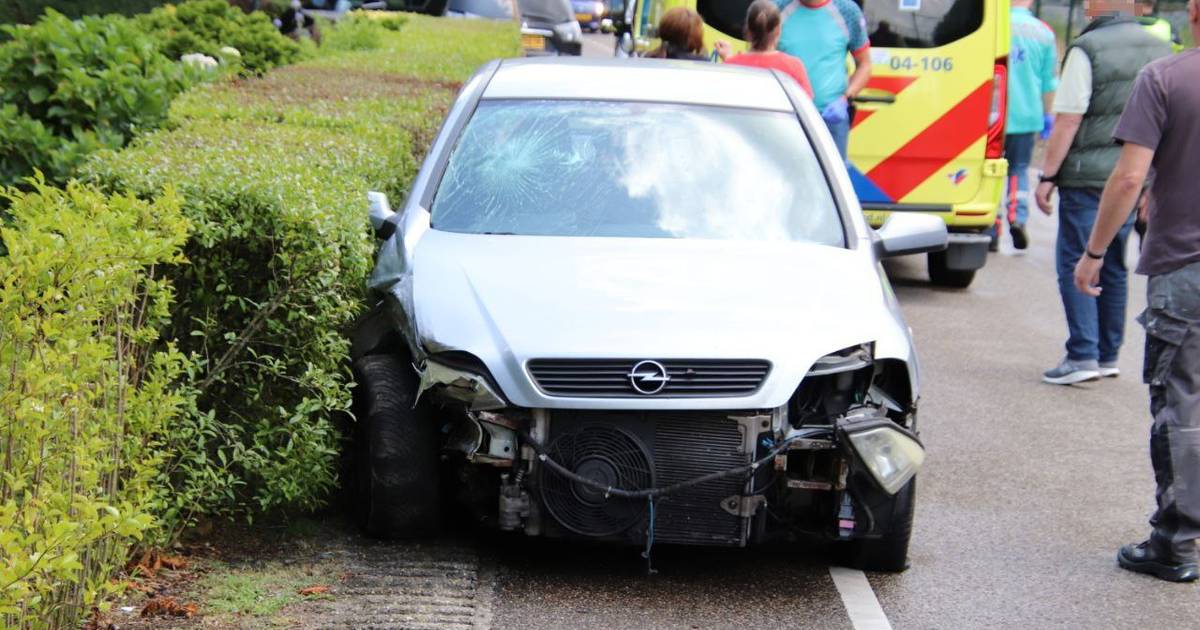 Achteruit de oprit af gaat fout: twee gewonden bij botsing in Zwolle.