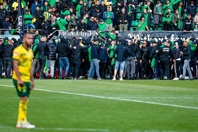 Supporters op het veld bij ADO Den Haag.