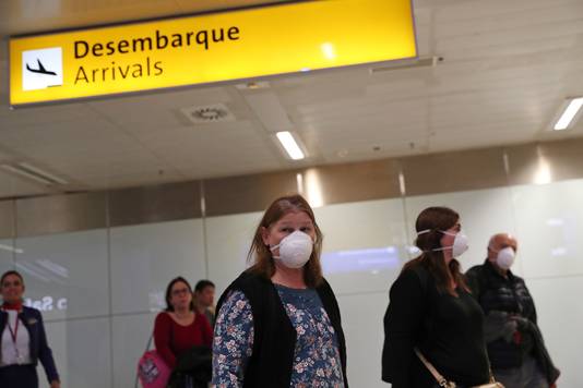 Reizigers die net landden met een vlucht uit Italië op de luchthaven van São Paulo. 