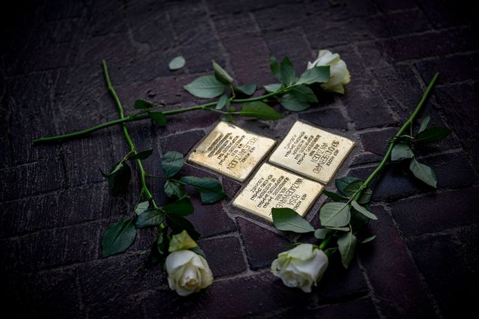 Drie Stolpersteine die eind 2022 zijn gelegd in Enschede. Stolpersteine zijn gedenktekens in het trottoir voor huizen van Joden die door de nazi’s zijn verdreven en vermoord.