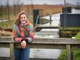 De Wageningse student Jiska Taal (20) is kandidaat voor de waterschapsverkiezingen. Op de foto staat ze bij een stuw in het Binnenveld. ,,Hier staat een stuw die te hoog is voor vissen; die kunnen er niet doorheen. Er is een vispassage aangelegd, zodat de vissen toch naar hun paaiplaats kunnen zwemmen.”