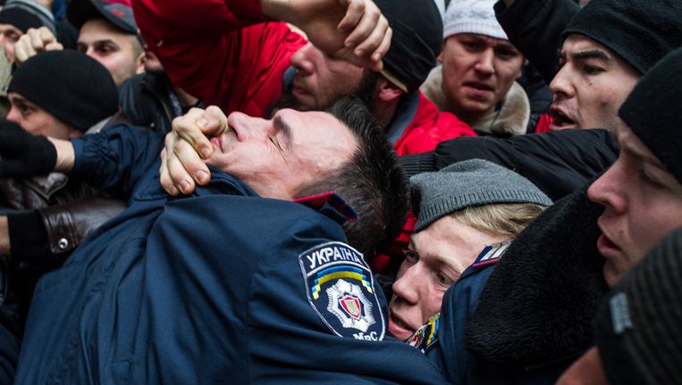 Tartaren in gevecht met de politie tijdens een uit de hand gelopen protest op de Krim. Beeld AP