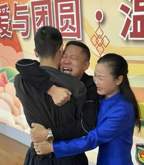 Chinees koppel na 14 jaar herenigd met zoon, ontvoerd vanwege eenkindpolitiek