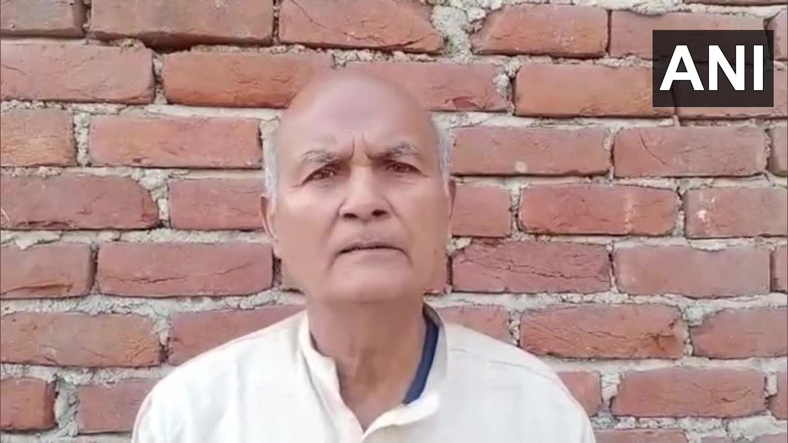 Brahmdeo Mandal, 65 ans, affirme s’être fait vacciner onze fois. Lorsqu'il a été arrêté, il faisait la file pour sa douzième injection.