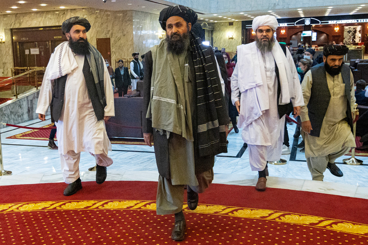 Abdul Ghani Baradar, een van de oprichters van de Taliban, met een delegatie in Moskou.
 Beeld AP