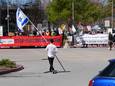 Een protest tegen het Nimbus Project bij de kantoren van Google in Sunnyvale, Californië. Op de voorgrond een eenzame tegen-demonstrant met een Israëlische vlag.