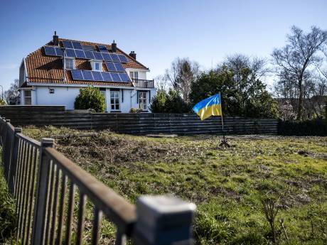 ‘OM legt beslag op braakliggend stuk grond in Duivendrecht van ex-schoonzoon Poetin’