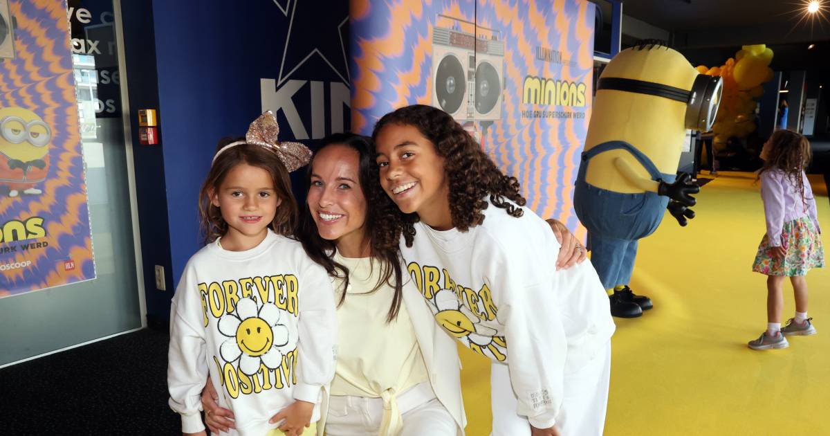 nella foto.  Anne Van Elsen porta le sue adorabili figlie alla premiere dei Minions |  BV