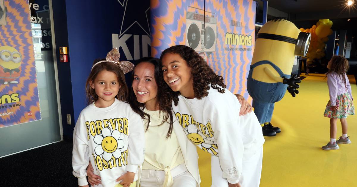 nella foto.  Anne Van Elsen porta le sue adorabili figlie alla premiere dei Minions |  BV