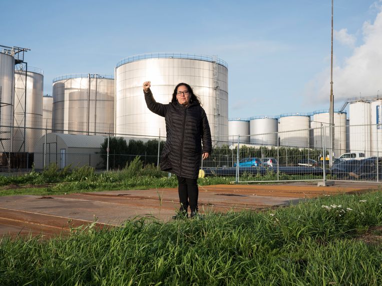 Geisselle Sánchez, van de mensenrechtenorganisatie ActionAid Guatemala, bekijkt in de Rotterdamse haven waar de palmolie uit haar land wordt opgeslagen. 
 Beeld Jamy Osinga 