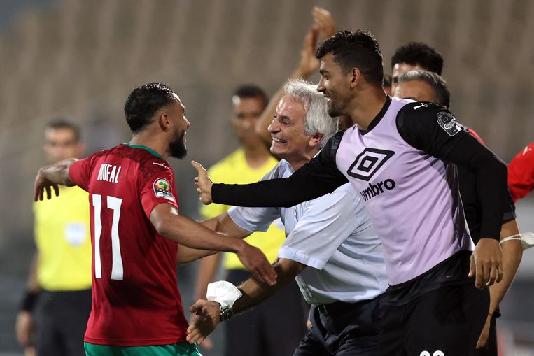 Sofiane Boufal heeft net de winnende goal gescoord tegen Ghana en springt de bondscoach van Marokko, Vahid Halilhodzic, in de armen. Beeld AFP