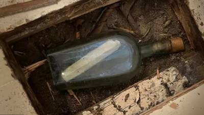 Une famille écossaise découvre une bouteille avec un message vieux de 135 ans sous le plancher de sa maison