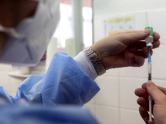België blijft vaccin van AstraZeneca toedienen: “Werkelijk geen enkele aanduiding dat het vaccin zou leiden tot bloedklonters”, zegt Vandenbroucke