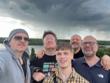 Zwolse vijftigers touren door Balkan dankzij Bosnische bassist Dario: ‘Je leert elkaar nog beter kennen’