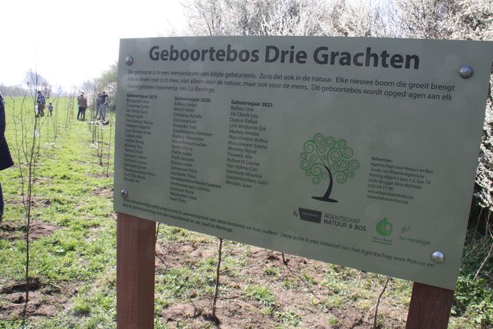 Geboortebos Drie Grachten in Noordschote is opnieuw wat groter. Alle namen staan op dit bord.