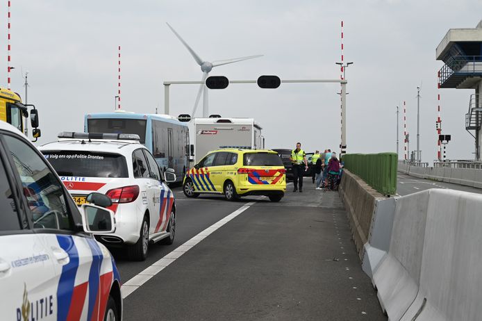 Na het ongeluk werden hulpdiensten en een berger ingeschakeld voor assistentie. Daardoor werd de rechterrijstrook afgesloten en ontstond een file van 5 kilometer.