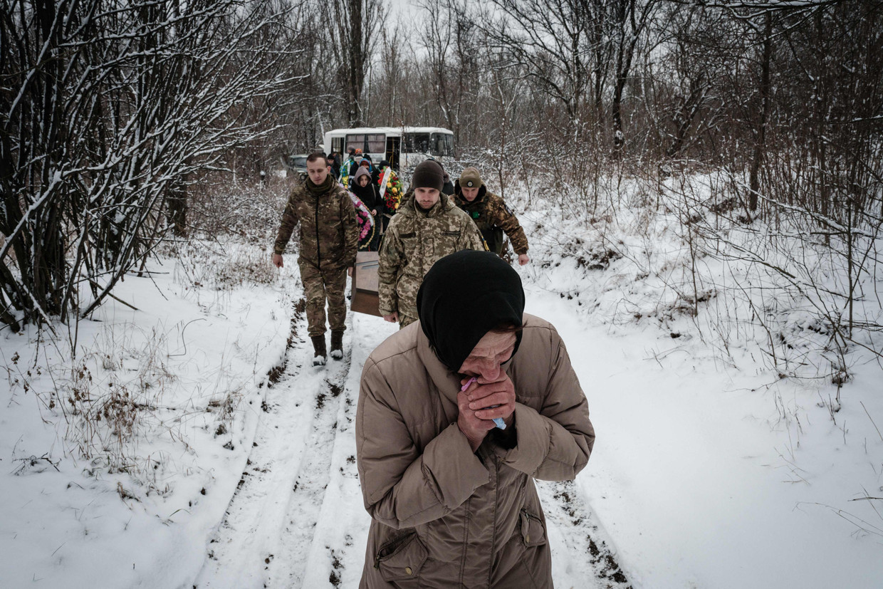 Een Oekraïense vrouw huilt bij de begrafenisstoet van een man die gedood werd door Russische militairen. Op elke plek die Kiev herovert op Rusland, worden oorlogsmisdaden vastgesteld. Beeld AFP