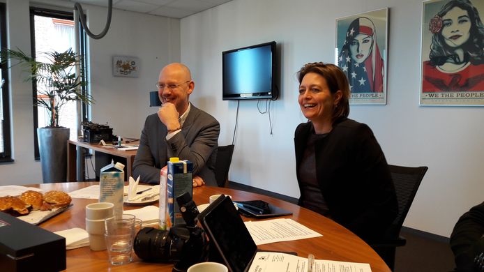 Alain van der Haar (links) en wethouder Ilse Saris van Winterswijk.