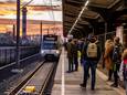 Het verlengen van de metro naar Hellevoetsluis zou voor veel reizigers op Voorne-Putten tijdwinst opleveren. Maar of-ie er echt moet komen? Daarover zijn de meningen sterk verdeeld.