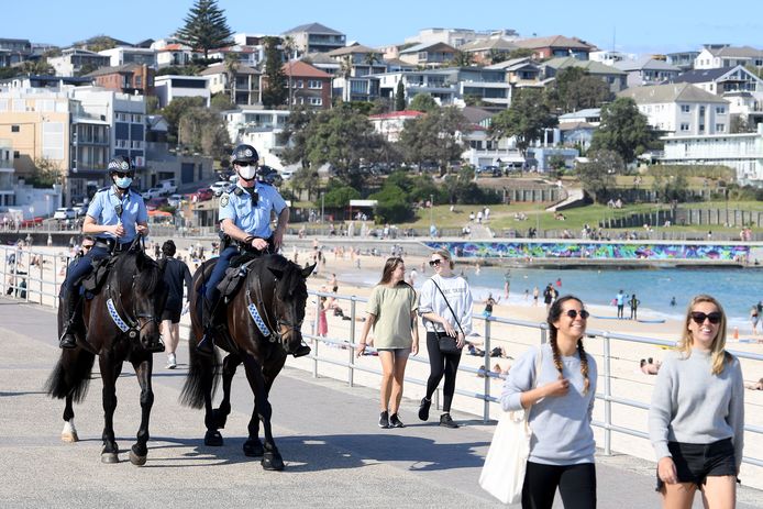 Politie te paard patrouilleert aan Bondi Beach in Sydney.