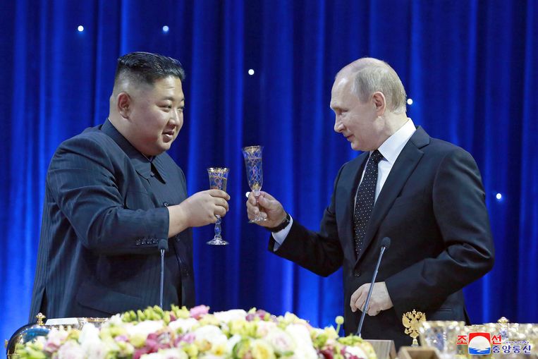 De Noord-Koreaanse leider Kim Jong-un (links) op bezoek bij de Russische president Vladimir Poetin in Vladivostok. Beeld EPA