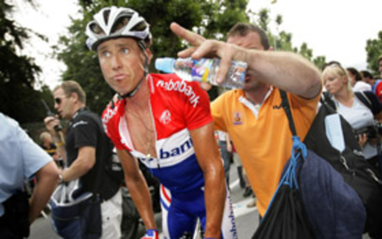 Michael Boogerd moet naar de dopingcontrole na afloop van de 13e etappe zondag van Montelimar naar Gap. Boogerd werd zevende in die etappe. (ANP) Beeld 