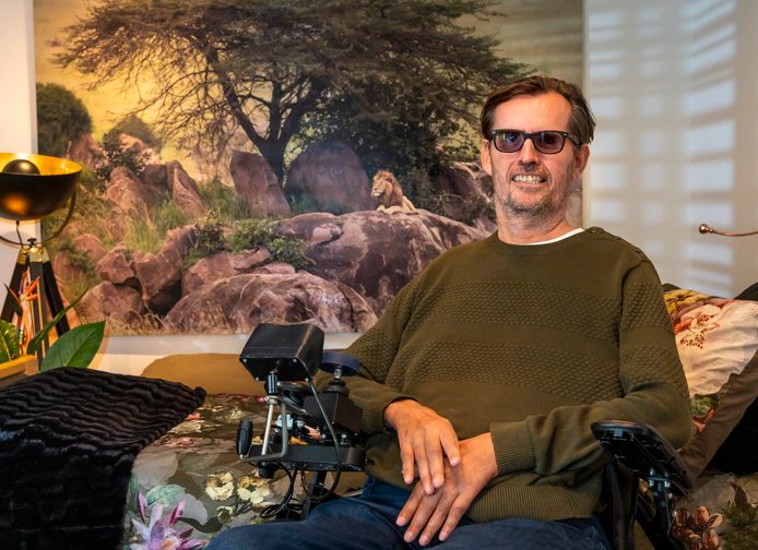 Natuurfotograaf Adri de Visser uit Harderwijk. Deze foto is genomen tijdens zijn laatste interview met de Stentor, in november 2020.