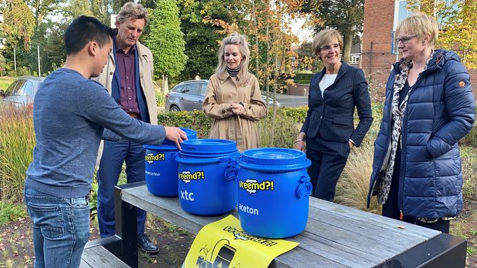 Tweede Kamerlid Hanneke van der Werf met de burgemeesters Bronsvoort (Oost Gelre), Besselink (Bronckhorst) en Stapelkamp (Aalten) bij geurcontainers, zoals woensdag in Borculo op de markt te zien zullen zijn.