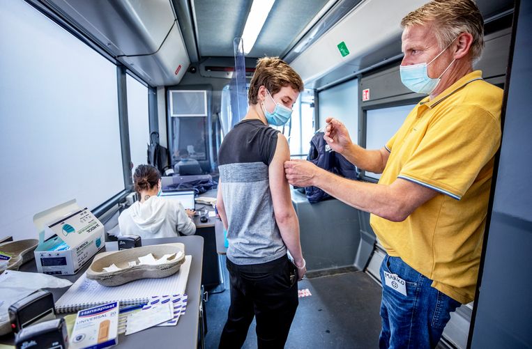 Vaccineren bij een vaccinatiebus in Zaandam.  Beeld Raymond Rutting / de Volkskrant
