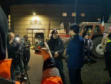 Buiten klinkt het protestalarm, als de minister spreekt in Tubbergen: ‘Jullie zijn de boel aan het vernaggelen!’