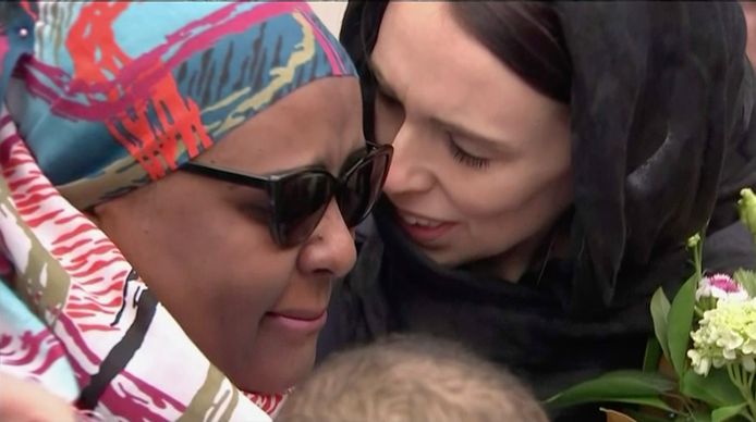 De Nieuw-Zeelandse premier Jacinda Ardern troost een vrouw bij een wake in Wellington voor de slachtoffers van de aanslag in Christchurch.