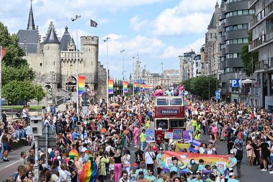 herbeleef-antwerp-pride-parade-lokt-maar-liefst-140-000-mensen