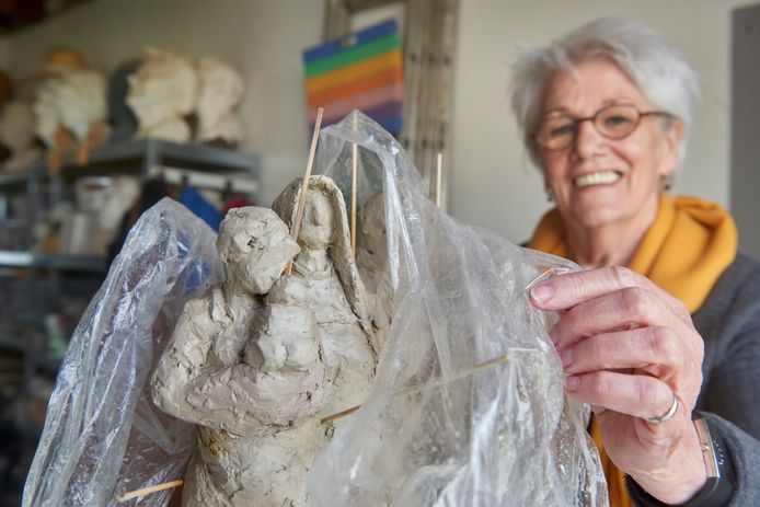 Betsy Schepers-van Loon mag het kunstwerk maken dat in de tuin bij het voormalig klooster Nazareth in Ravenstein jomt te staan. Op de foto pakt ze het ontwerp in dat volgende week naar de bronsgieter gaat. Hoe het eruit ziet, blijft nog even geheim.
