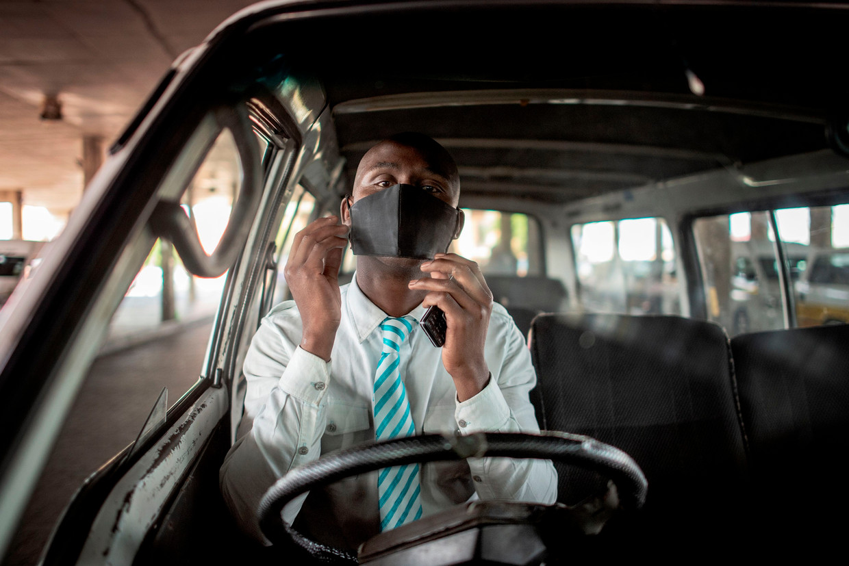 Een taxichauffeur in Soweto, Johannesburg. In Zuid-Afrika is een variant van het coronavirus opgedoken die vooral onder jongeren besmettelijker is. Beeld AFP