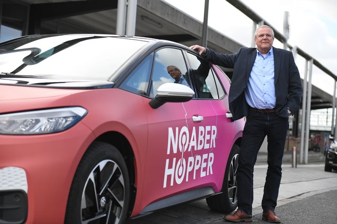Lothar Reuvers bij een auto van de nieuwe Twentse vervoersdienst Noaberhopper.