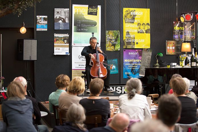 Cellist Pieter Wispelwey tijdens een optreden in Khotinsky.