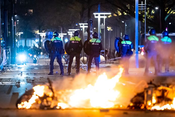 De demonstratie van vrijdagavond 19 november liep uit op een geweldexplosie, toen relschoppers op agenten jaagden.