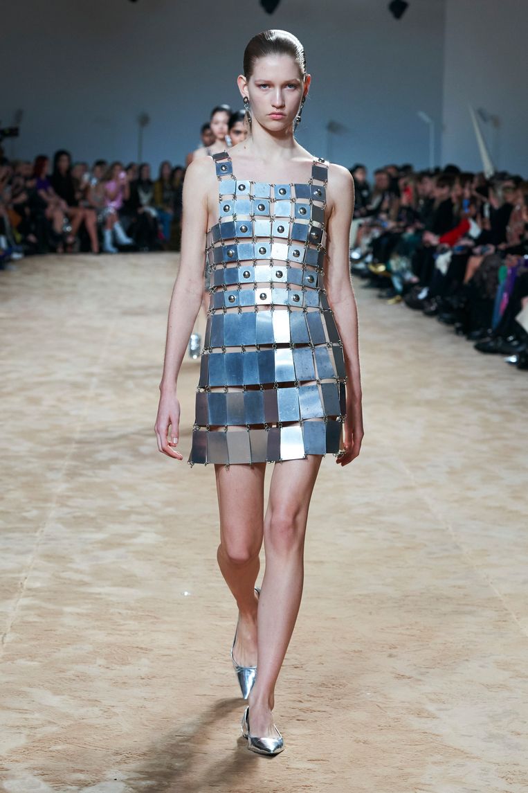 Archiefontwerp van wijlen Paco Rabanne in de show.


 Beeld Launchmetrics