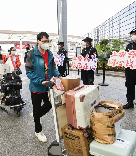 Sjanghai gaat voorzichtig van het slot na wekenlange lockdown: kappers en winkelcentra open