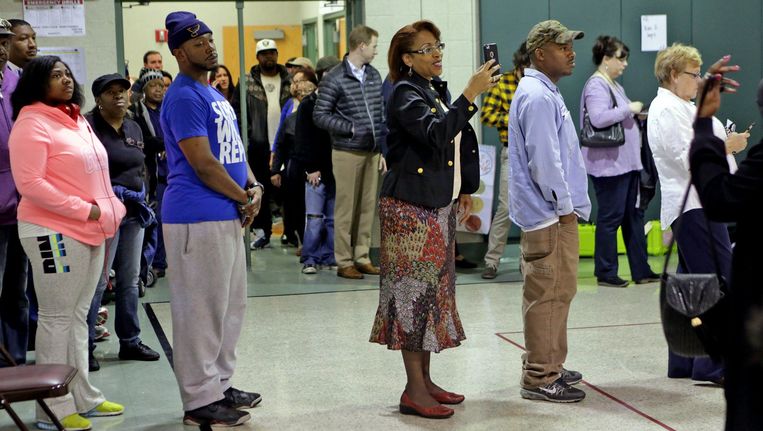 Amerikanen staan in de rij in een stemlokaal in St. Louis. Beeld Photo News