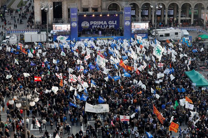 Matteo Salvini bracht in Milaan meer dan 15.000 mensen op de been, onder de slogan 'De Italianen eerst'.