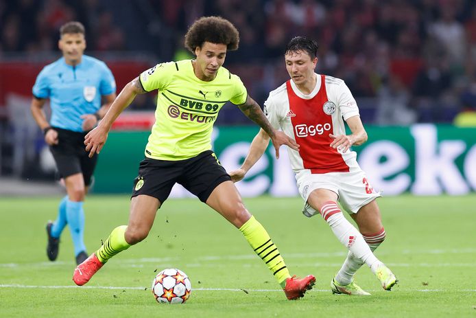 Steven Berghuis in duel met Axel Witsel.