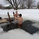 Zelfs bij -10 wagen Russen zich aan een magisch ijsbad