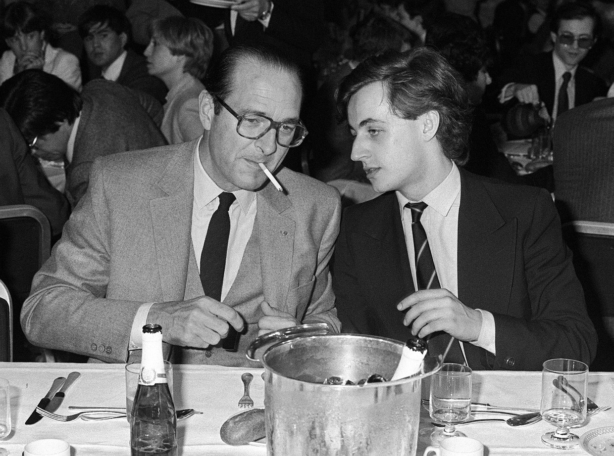 Chirac in 1981, als burgemeester van Parijs, met Nicolas Sarkozy, de latere president van Frankrijk (2007-2012). Beeld AFP