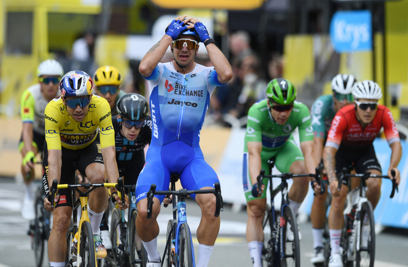 Dylan Groenewegen kan het niet geloven: hij wint de derde etappe in de Tour de France.